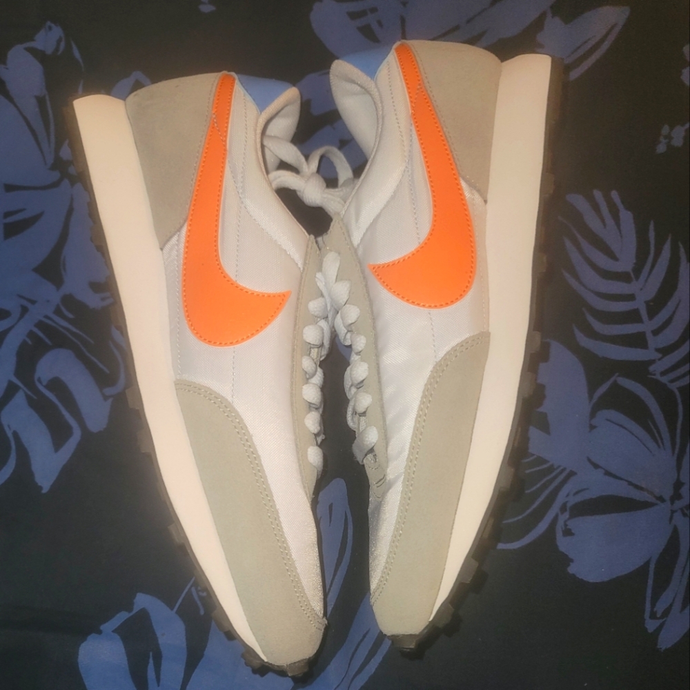 Brand New W/o box Nike Daybreak Grey and Orange Size 7 SAMPLE